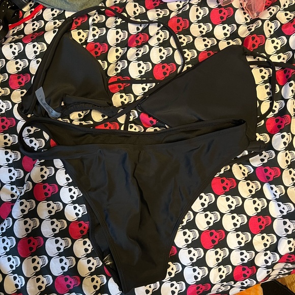 Basic black bikini - Picture 2 of 2